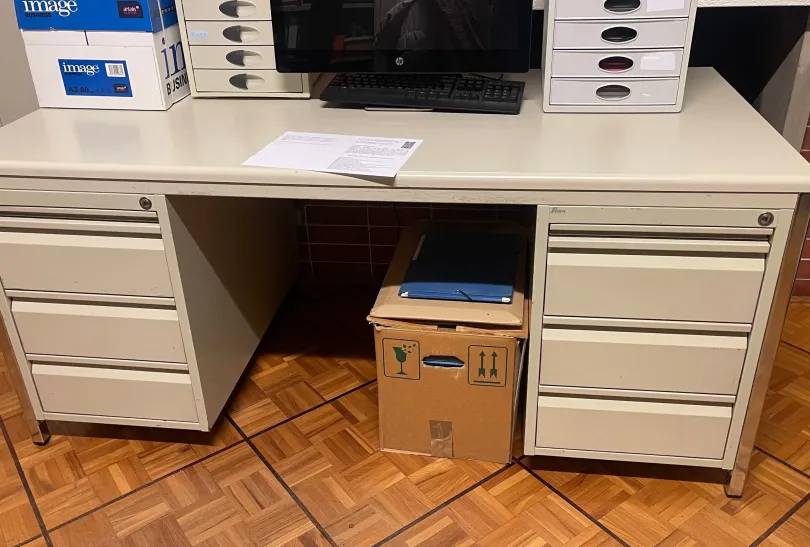 Bureaux métalliques robustes et fonctionnels