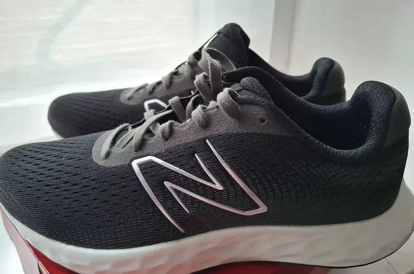 New Balance 520, pointure 39, noir et vert, Switzerland
