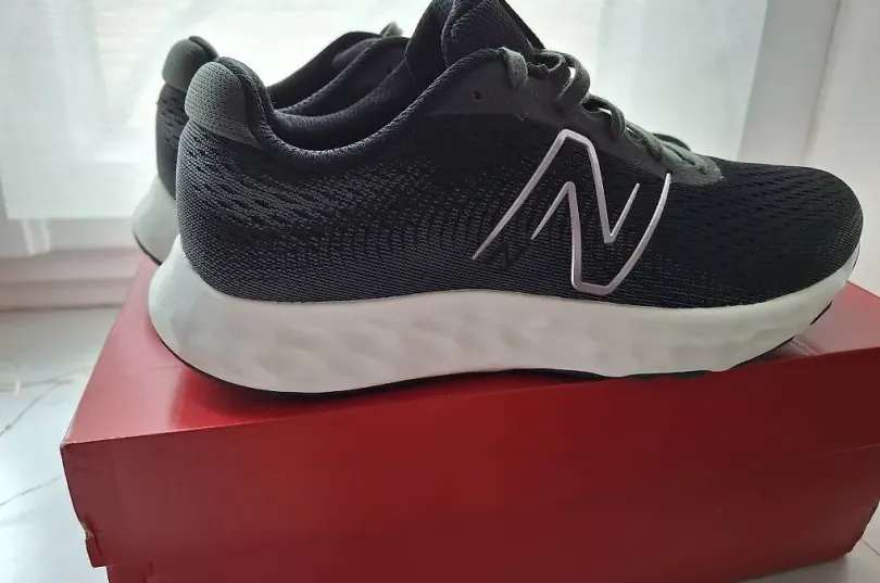 New Balance 520, pointure 39, noir et vert, Switzerland