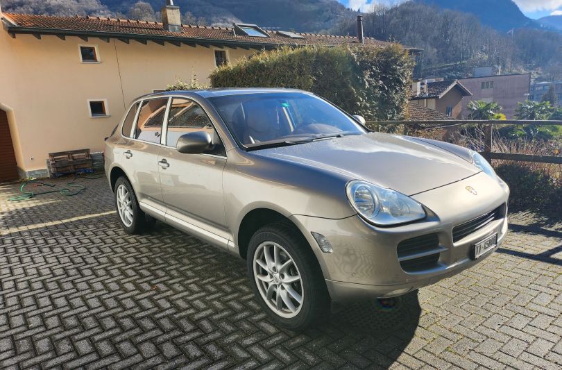 Porsche Cayenne , Canobbio, Switzerland