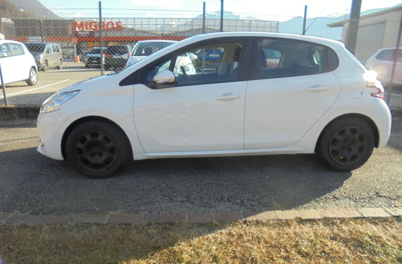 Peugeot 208 1.2 VTI, Used, Switzerland, Riazzino