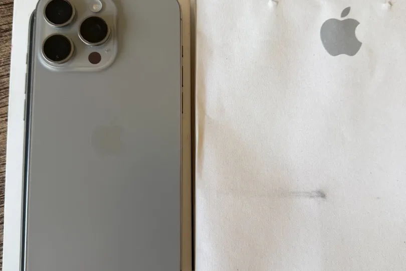 IPHONE 16 Pro Max  512 GB SILVER, Svizzera, Uerikon Annunci gratuiti in Svizzera