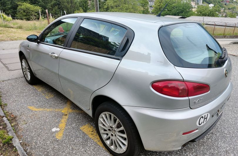 ALFA ROMEO 147 1.6 TS 16V Distinctive, Used, Switzerland, Contra