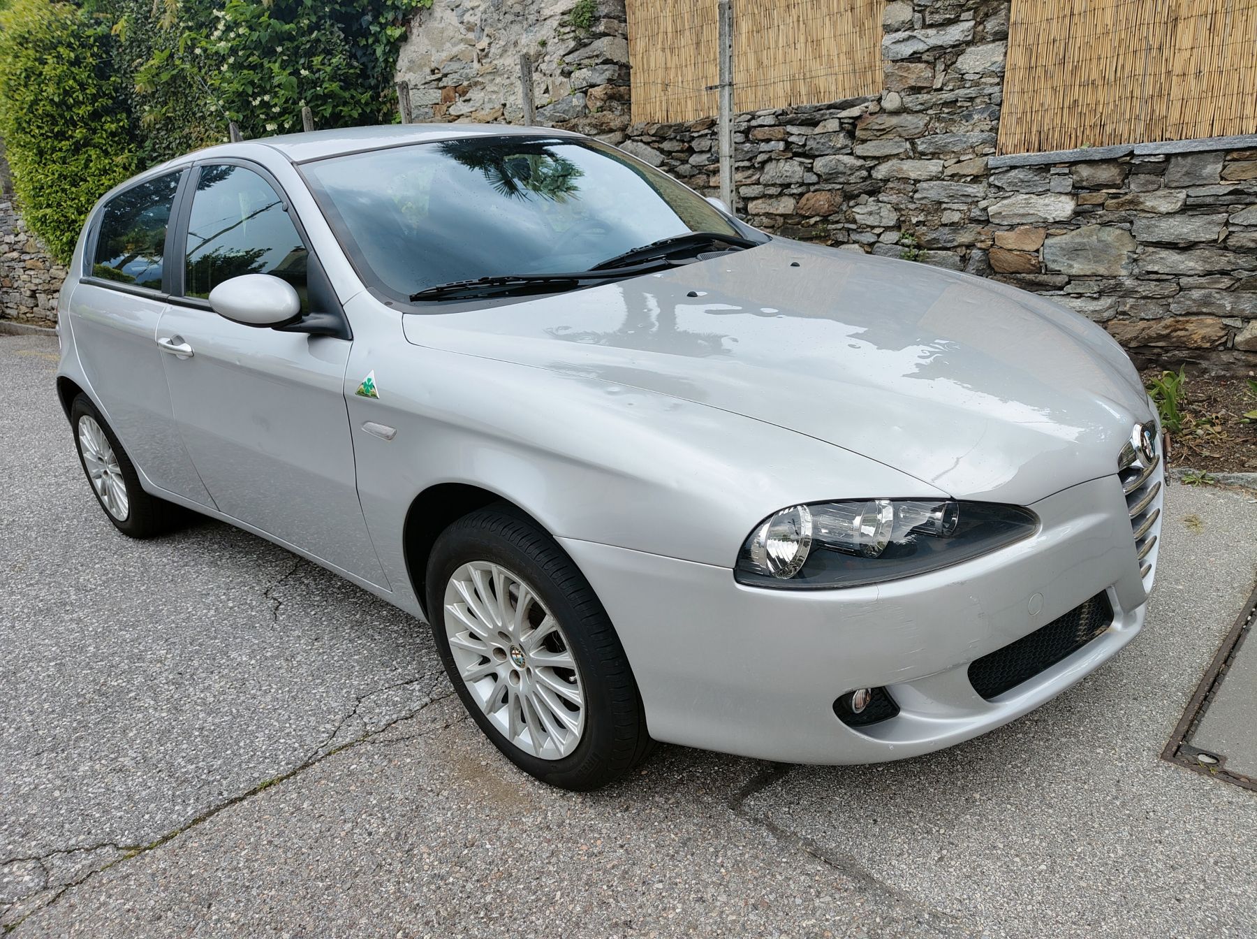 ALFA ROMEO 147 1.6 TS 16V Distinctive, Used, Switzerland, Contra