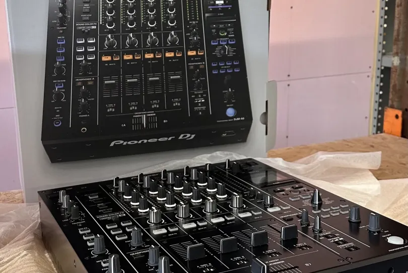 ioneer CDJ-3000, Pioneer DJM-A9, Pioneer DJM-V10, Svizzera