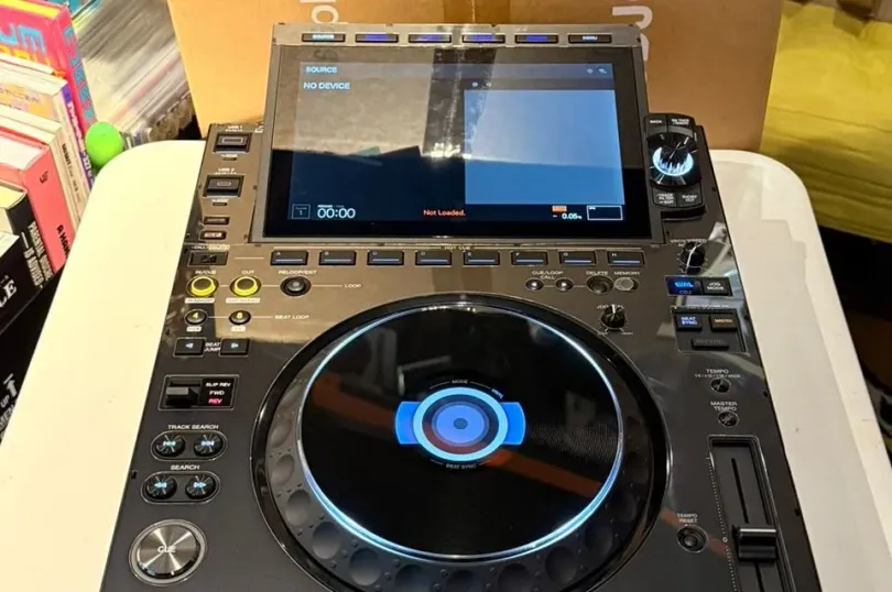 ioneer CDJ-3000, Pioneer DJM-A9, Pioneer DJM-V10, Svizzera