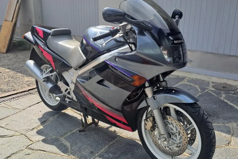 Honda VFR 750 F, Usagé, Suisse, Riva San Vitale
