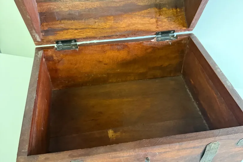 Baule in legno con lucchetto e chiavi, Suisse, Riazzino