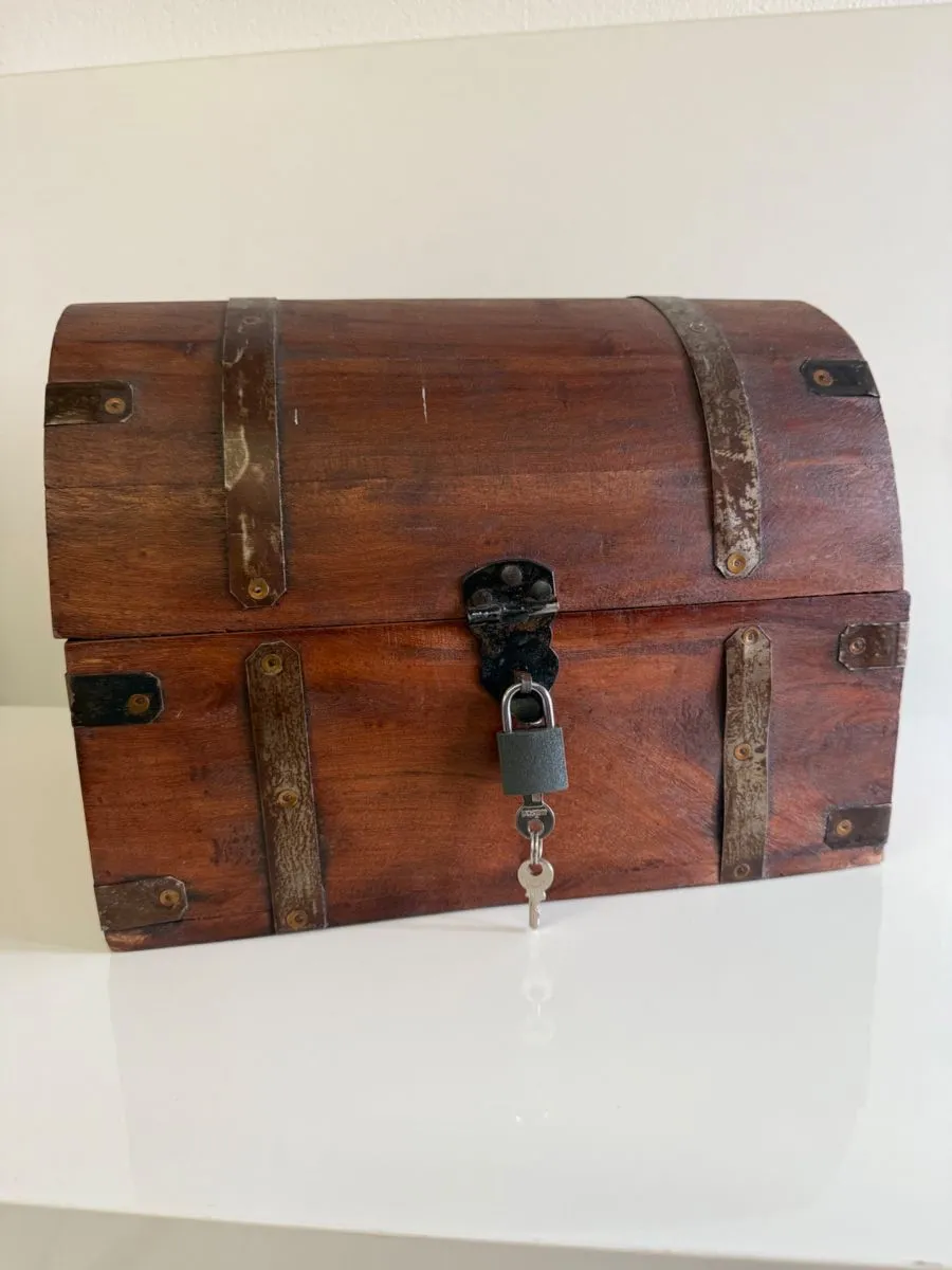 Baule in legno con lucchetto e chiavi, Suisse, Riazzino