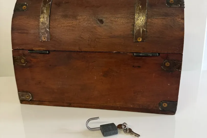 Baule in legno con lucchetto e chiavi, Suisse, Riazzino