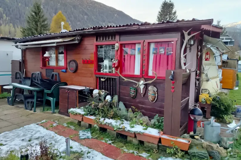 Casa in legno con roulotte, Suisse, Andeer